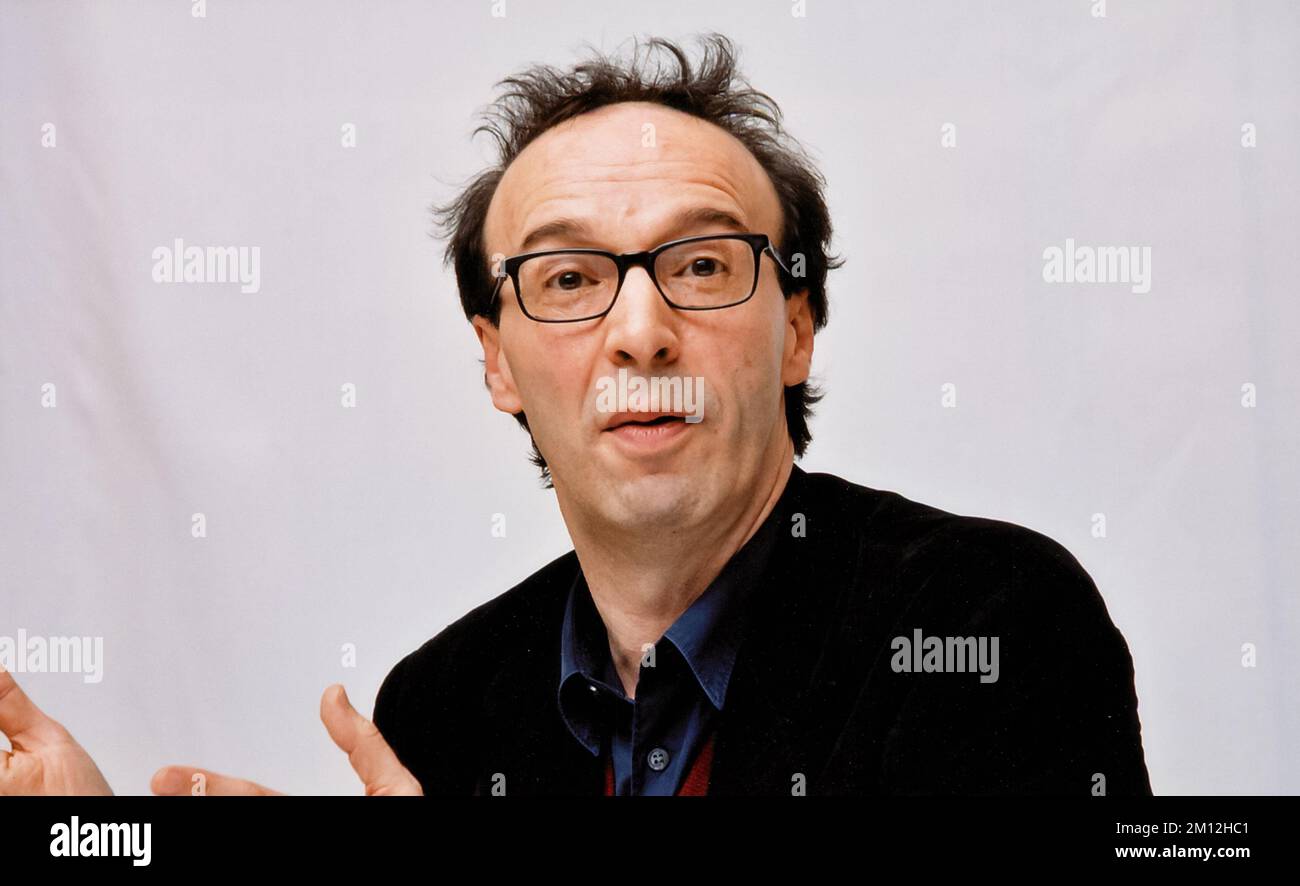 Retro celebrity portraits - Roberto Benigni, at a press conference