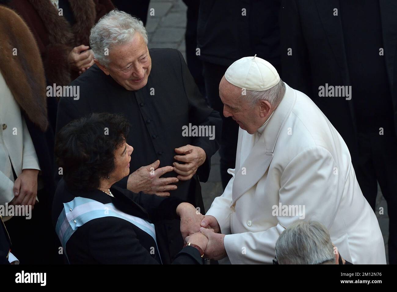 Vatican. 08th Dec, 2022. Vatican City State, Vatikanstadt. 08th Dec, 2022. Spanish Ambassador to the Holy See María Isabel Celaá Diéguez and Antonio Pelayo and Pope Francis prayer ceremony during the traditionnal visit to the statue of Mary on the day of the celebration of the Immaculate Conception et Piazza di Spagna (Spanish Square) on December 8, 2022 Credit: dpa/Alamy Live News Credit: dpa picture alliance/Alamy Live News Stock Photo