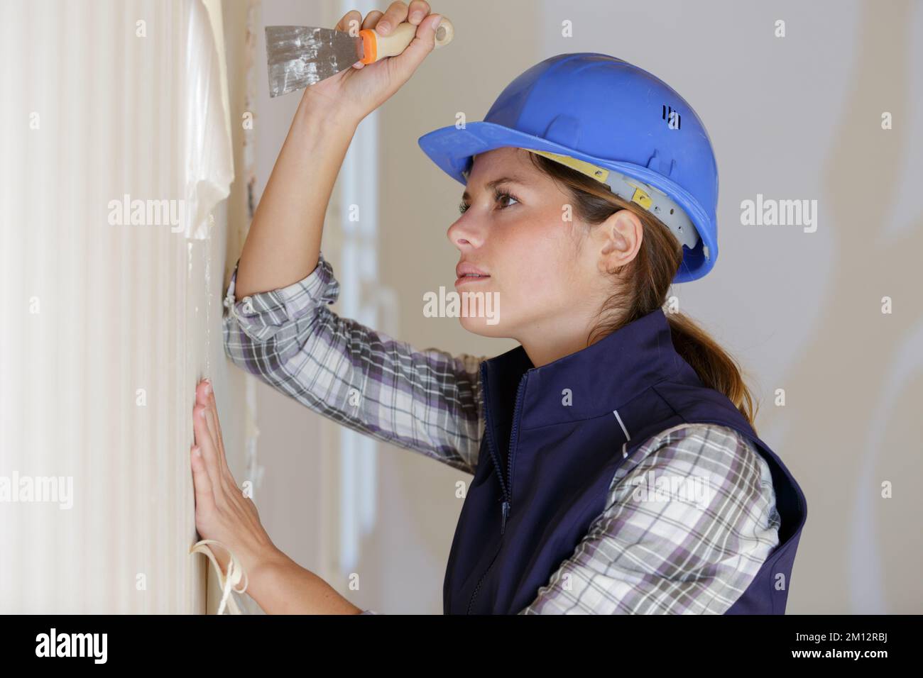 Woman stripping wallpaper hi-res stock photography and images - Alamy