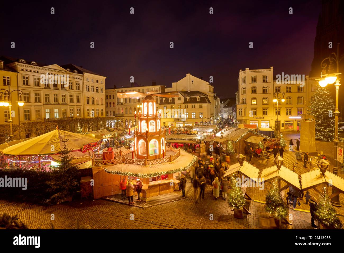 North Germany, Mecklenburg-Western Pomerania, Schwerin, Christmas market, marketplace, wide shot Stock Photo