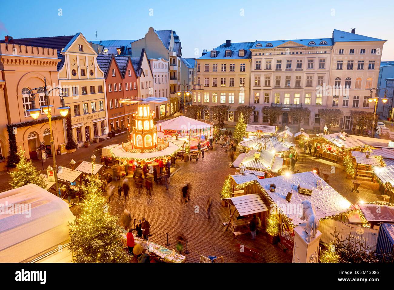 North Germany, Mecklenburg-Western Pomerania, Schwerin, Christmas market, marketplace, wide shot Stock Photo