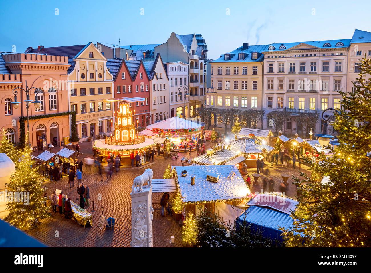 North Germany, Mecklenburg-Western Pomerania, Schwerin, Christmas market, marketplace, wide shot Stock Photo
