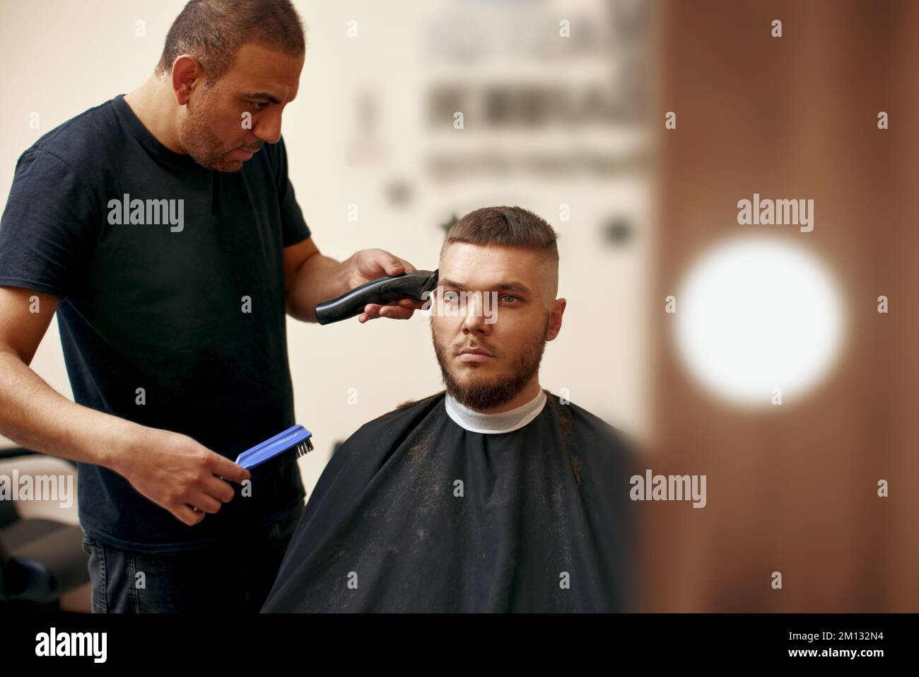 Baber Rait Barber serving client in hair hi-res stock photography and images - Alamy