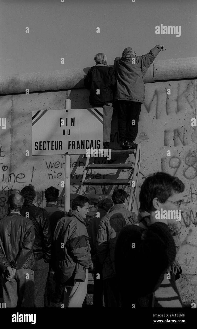 GDR, Berlin, 11.11.1989, Wall at Bernauer Strasse View to the East