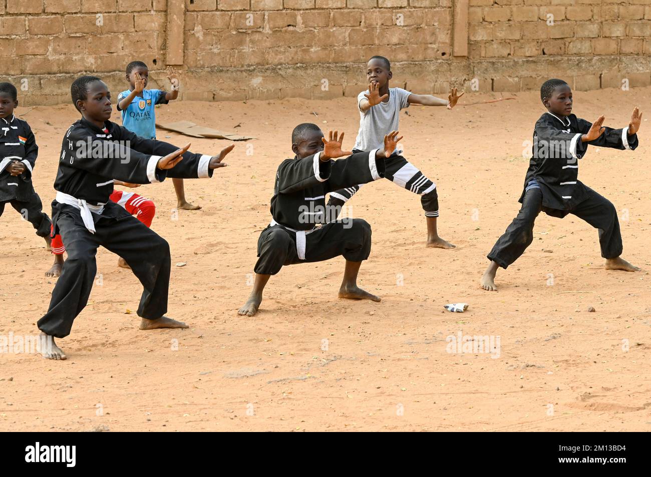NIGER, Niamey, children doing judo sports on the street / Kinder beim Judo Sport auf der Straße Stock Photo