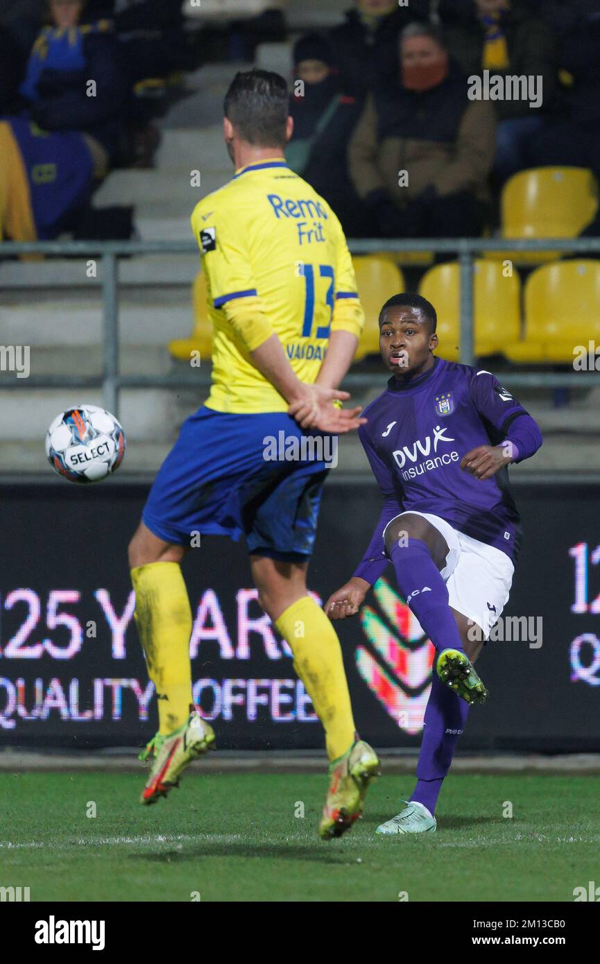 RSCA Futures' Simion Michez and Deinze's Dylan De Belder fight for the ball  during a soccer match between RSC Anderlecht Futures and KMSK Deinze,  Sunday 14 August 2022 in Anderlecht, on day