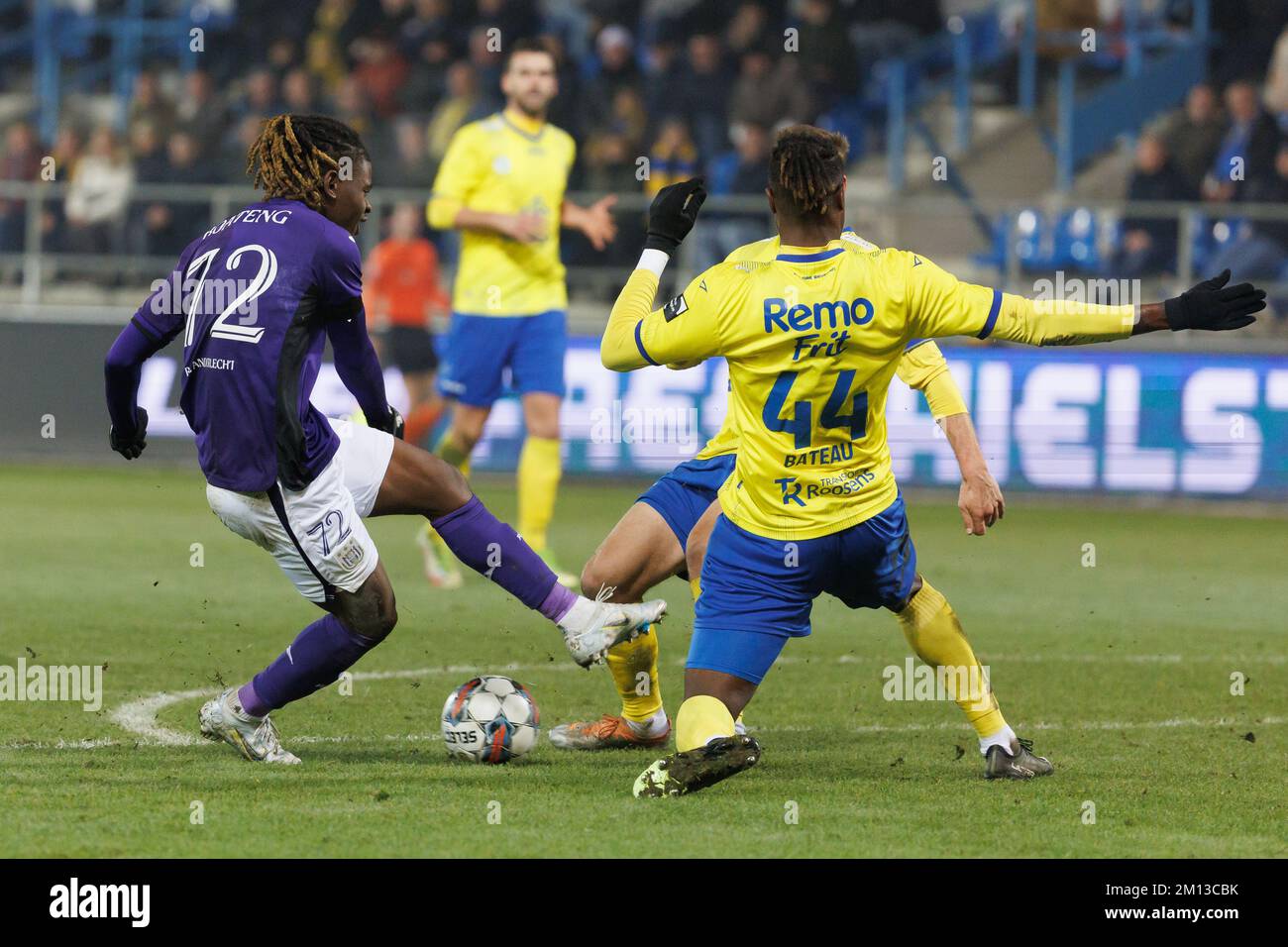 Deinze's Gaetan Hendrickx and RSCA Futures' Agyei Enock fight for the ball  during a soccer match between RSC Anderlecht Futures and KMSK Deinze,  Sunday 14 August 2022 in Anderlecht, on day 1