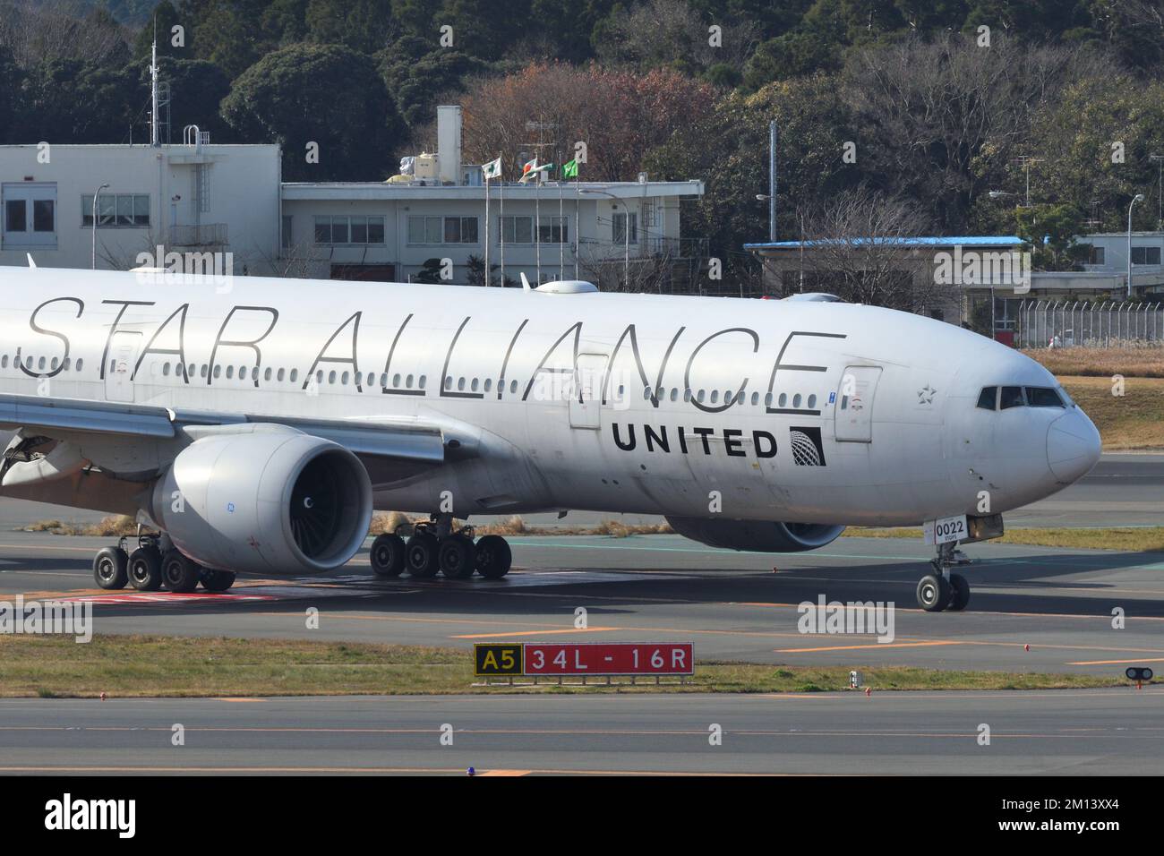 United airlines boeing 777 200 hi-res stock photography and images