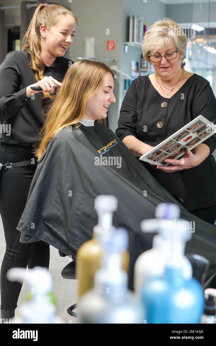 08 December 2022, SaxonyAnhalt, WettinLöbejün Master hairdressers