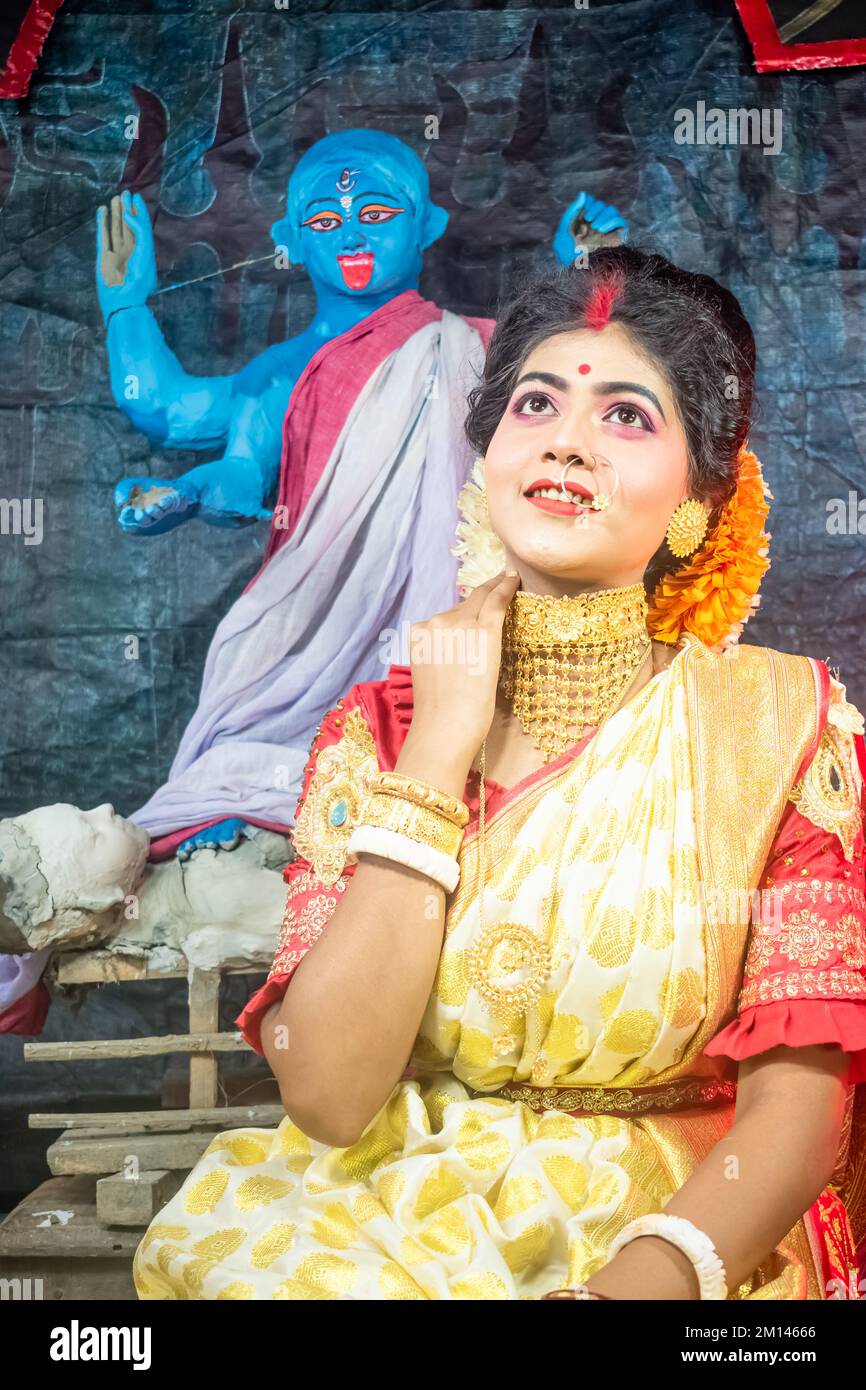 kali Puja Look Photo-shoot based on Festival with ethnic look.like A face of Hindu married woman.front of an idol ,Happy Navratri,Indian culture. Stock Photo