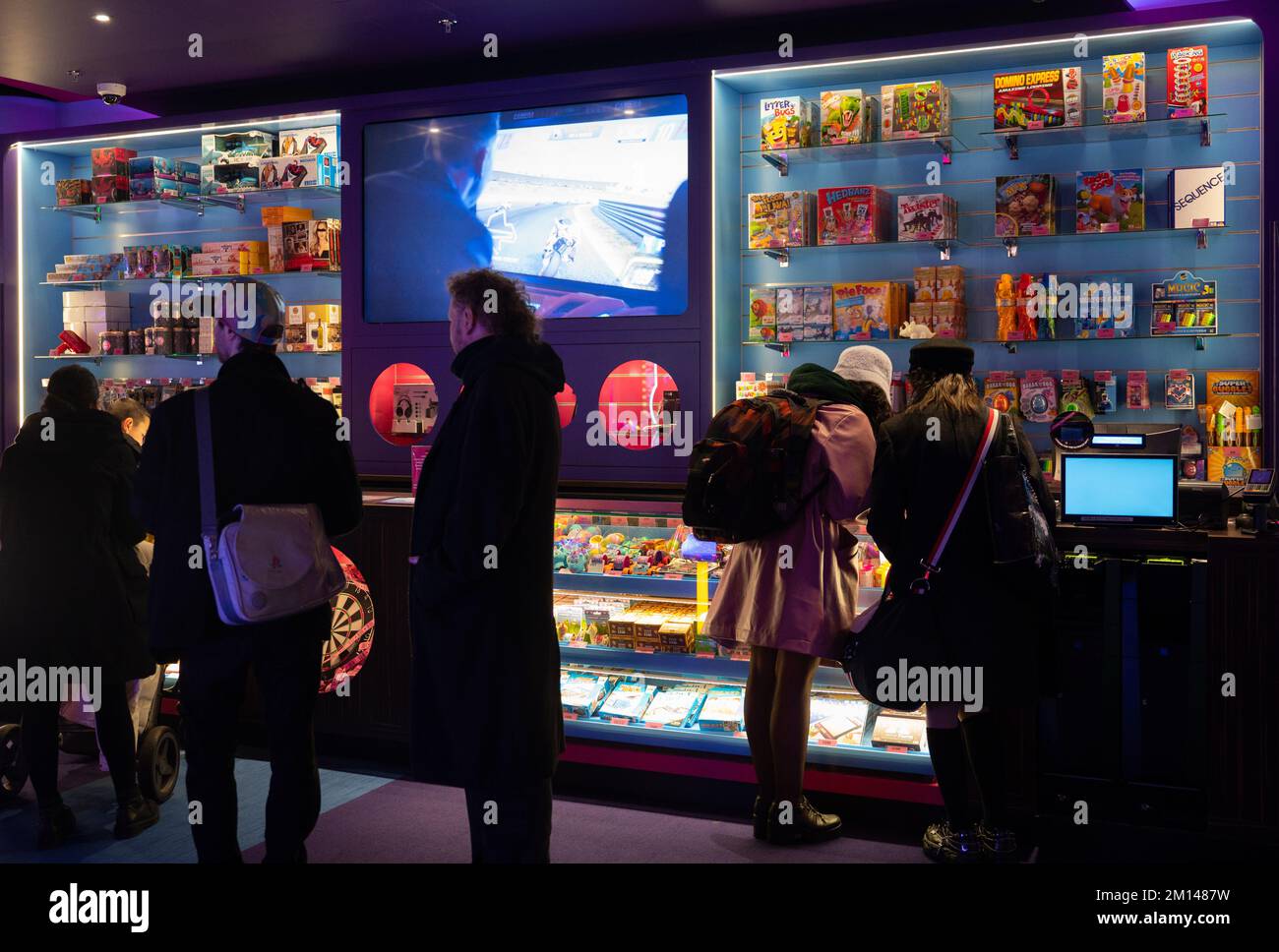 Berlin, Germany. 08th Dec, 2022. Visitors to the "Gamestate" arcade at  Potsdamer Platz line up at a counter. A special kind of arcade - there you  can play old-fashioned things like Pacman