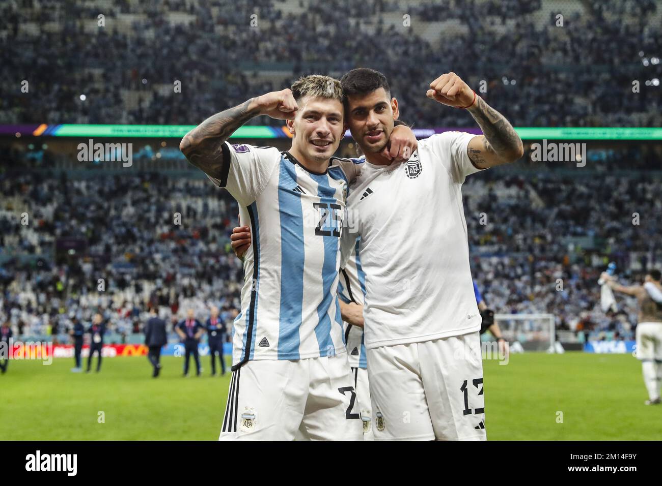 Al Daayen, Qatar. 09th Dec, 2022. AL DAAYEN - (lr) Lisandro Martinez of Argentina, Cristian Romero of Argentina celebrate victory after the FIFA World Cup Qatar 2022 quarterfinal match between the Netherlands and Argentina at Lusail Stadium on December 9, 2022 in Al Daayen, Qatar. ANP MAURICE VAN STEEN netherlands out - belgium out Credit: ANP/Alamy Live News Stock Photo