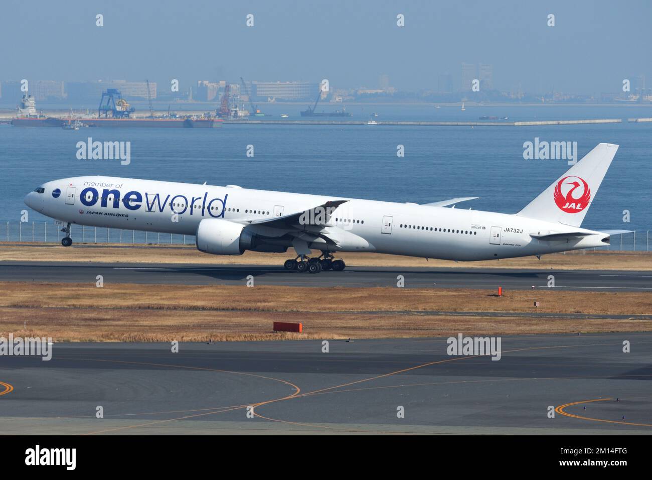 Tokyo, Japan - January 12, 2020: Japan Airlines (JAL) Oneworld livery Boeing B777-300ER (JA732J) passenger plane. Stock Photo