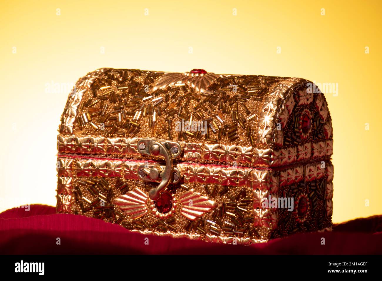 Indian gold jewellery hi-res stock photography and images - Alamy