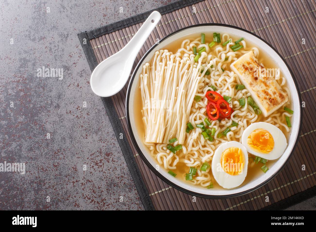 lindring finger slank Spicy miso ramen soup with tofu, enoki mushrooms, noodles, green onion and  chili close-up in a bowl on the table. Horizontal top view from above Stock  Photo - Alamy