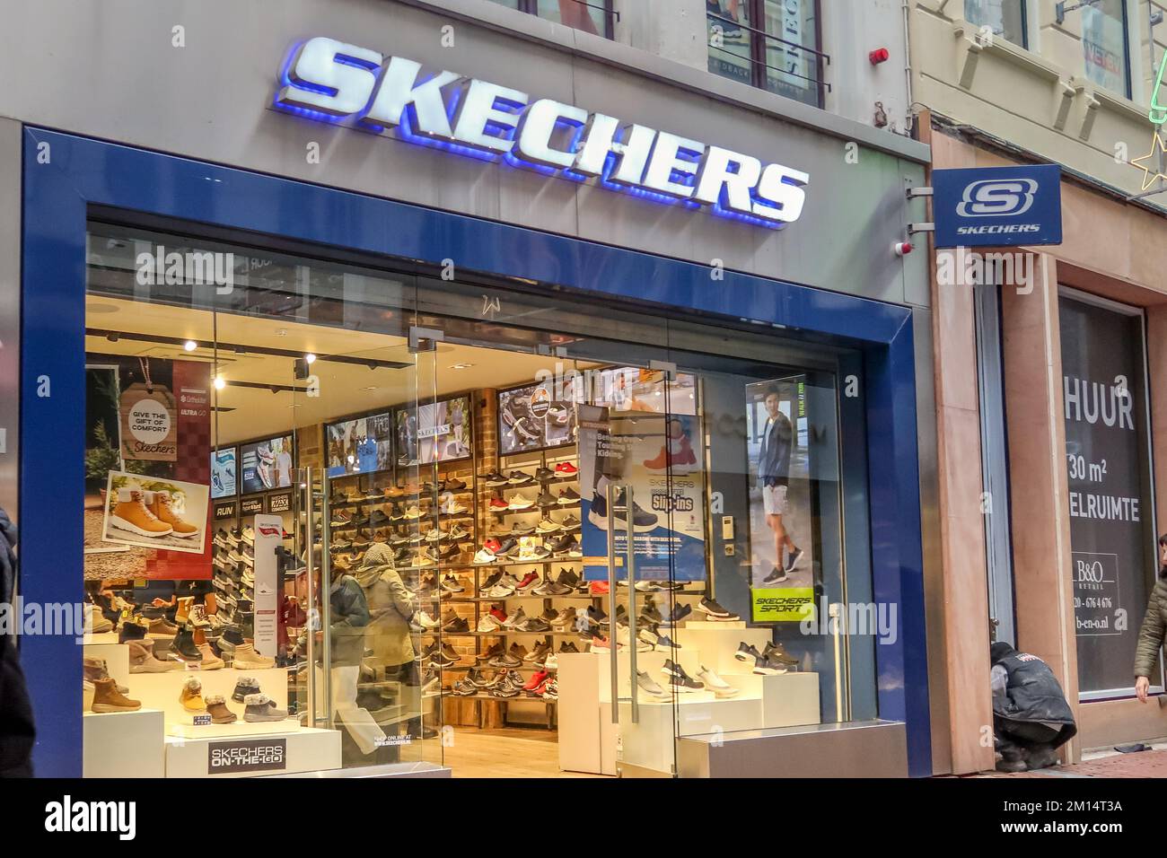 Amsterdam, Nederland. Oktober 2022. The shop of sketchers in Amsterdam.  High quality photo Stock Photo - Alamy