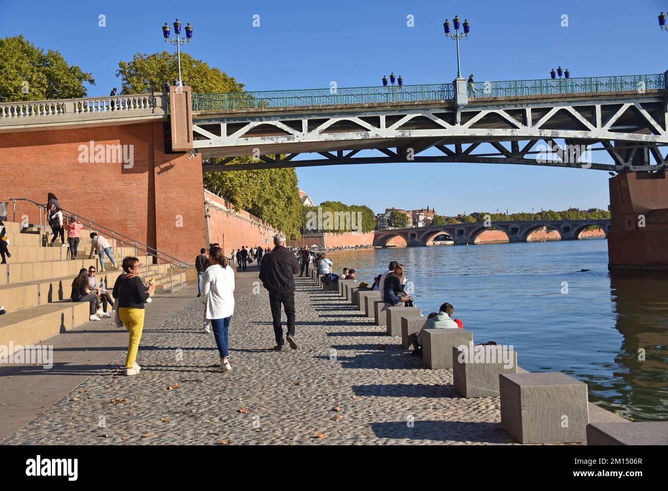 The Quai de la Daurade, R. Garonne, in Toulouse, France, riverside Promenade for strolling and sunbathing, retaining wall, & steps to river Stock Photo
