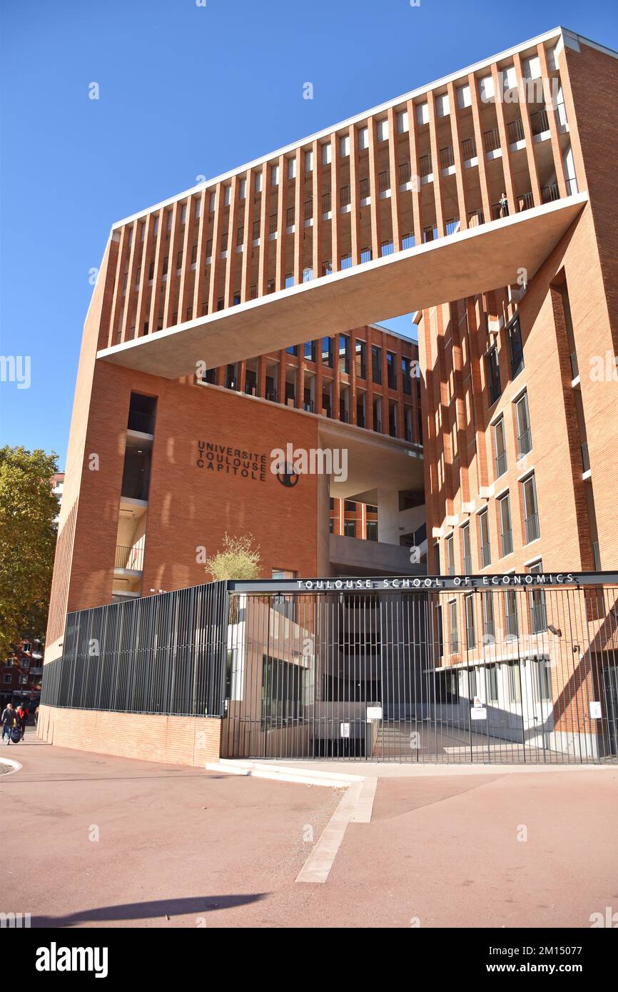 Toulouse School of Economics, TSE, new building, concrete and red brick, for la ville rouge, with dramatic courtyard, sky cloister & medieval rampart Stock Photo