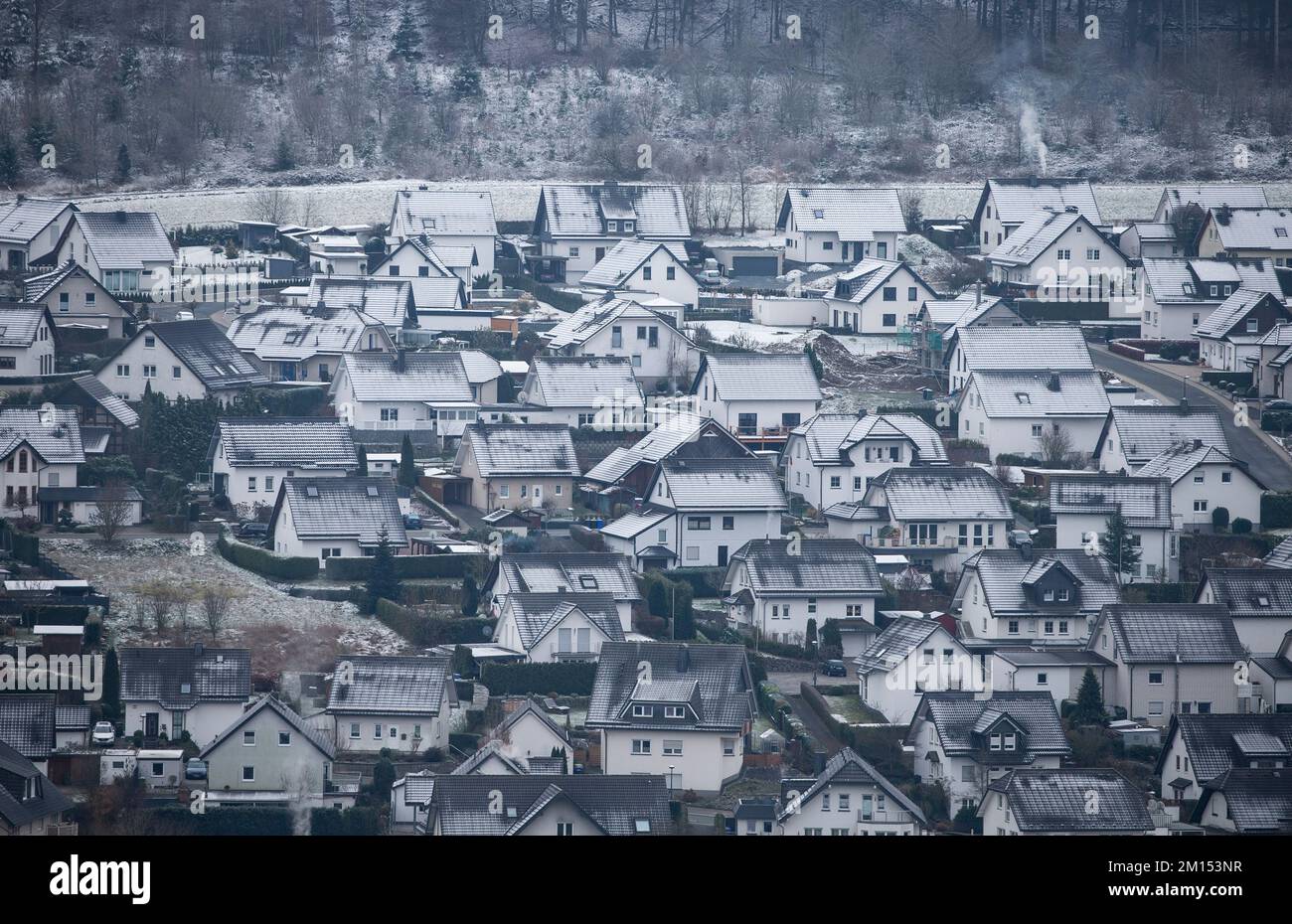 Bruchhausen, Germany. 10th Dec, 2022. View of a snowy residential area near Bestwig in Sauerland. Credit: Thomas Banneyer/dpa/Alamy Live News Stock Photo