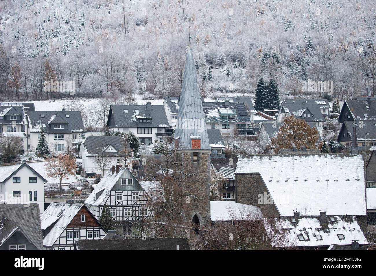 Bruchhausen, Germany. 10th Dec, 2022. View of a snowy residential area near Bestwig in Sauerland. Credit: Thomas Banneyer/dpa/Alamy Live News Stock Photo