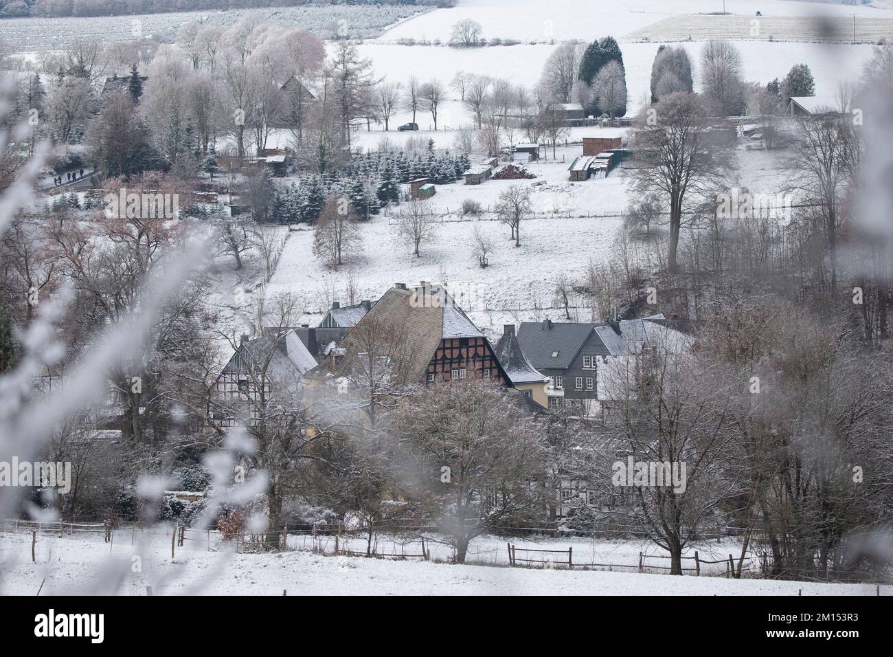 Bruchhausen, Germany. 10th Dec, 2022. View of a snowy residential area near Bestwig in Sauerland. Credit: Thomas Banneyer/dpa/Alamy Live News Stock Photo