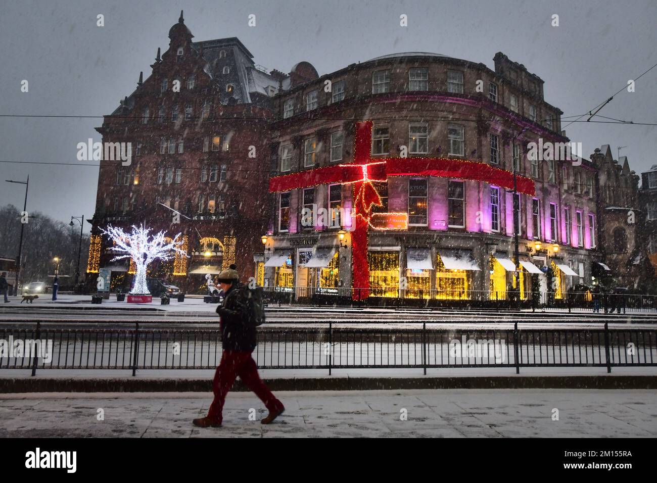 Edinburgh Scotland, UK 10 December 2022. WEATHER:UK. Snow in Edinburgh. Christmas decorations at Shandwick Place. credit sst/alamy live news Stock Photo