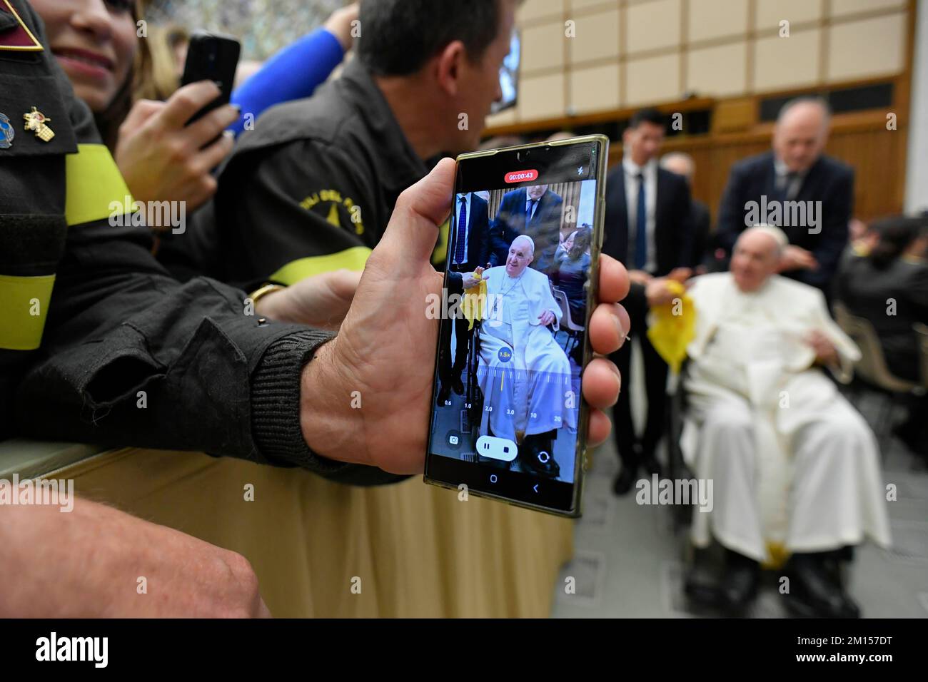 Rome, Italy. 10th Dec, 2022. ITALY-VATICAN-REL DECEMBER 10, 2022 This morning Pope Francis received in private audience members of the Department and National Fire Department along with their families.ITALIA-VATICANO-REL 10 DICEMBRE 2022 Questa mattina papa Francesco ha ricevuto in udienza privata gli appartenenti al Dipartimento e al Corpo Nazionale dei Vigili del fuoco insieme ai loro familiari. Photograph by Vatican Mediia/Catholic Press Photo RESTRICTED TO EDITORIAL USE - NO MARKETING - NO ADVERTISING CAMPAIGNS. Credit: Independent Photo Agency/Alamy Live News Stock Photo