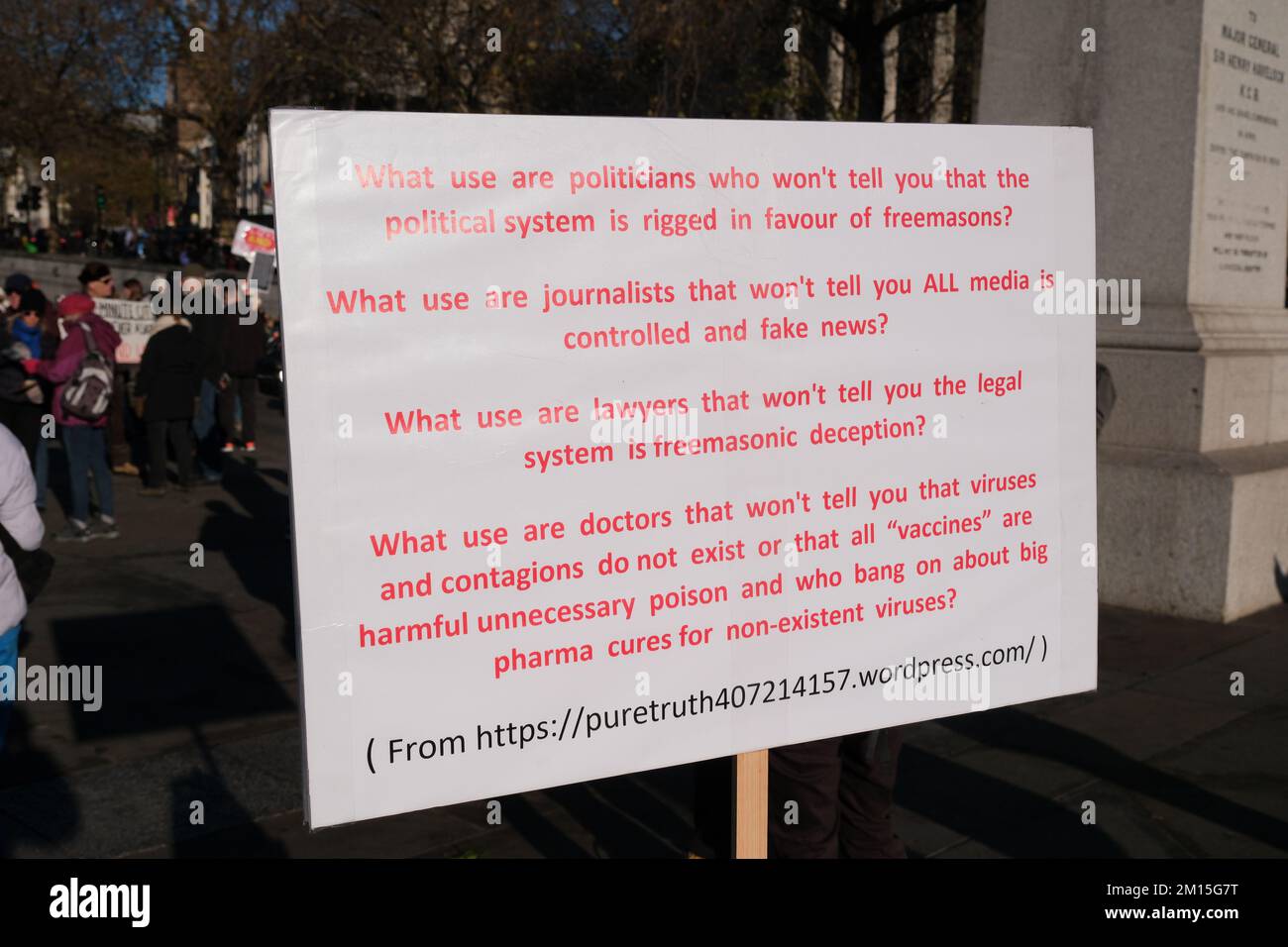 Trafalgar Square, London, UK. 10th Dec 2022. Anti vaccine protesters in Trafalgar Square, London. Credit: matthew Chattle/Alamy Live News Stock Photo