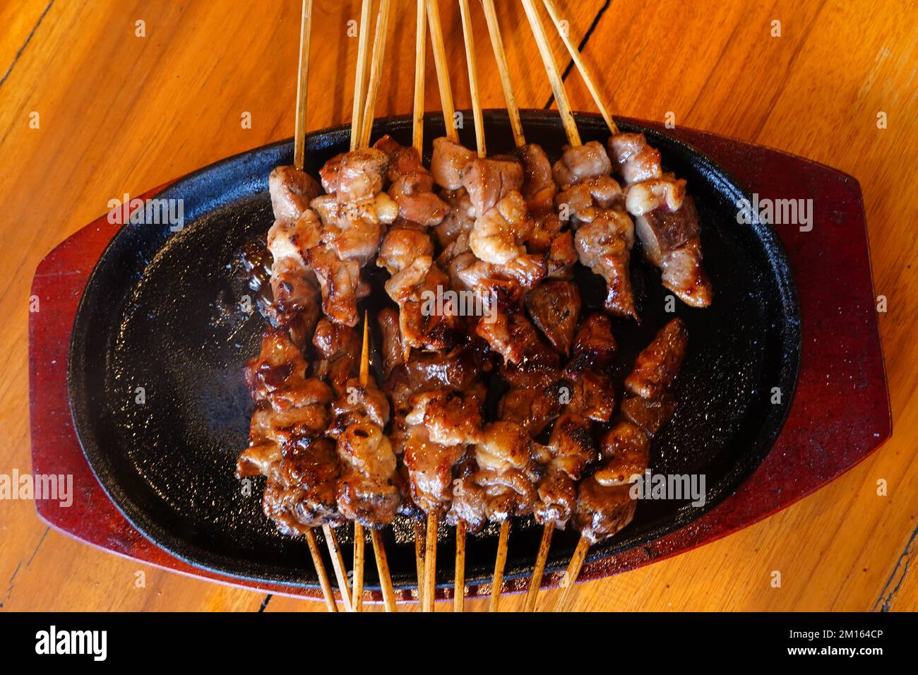 Indonesian lamb satay skewers served on iron hot plate Stock Photo Alamy