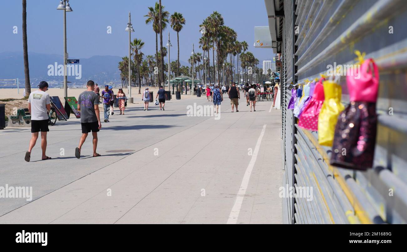 A sunny summer's day on the Venice Beach Boardwalk Stock Photo - Alamy