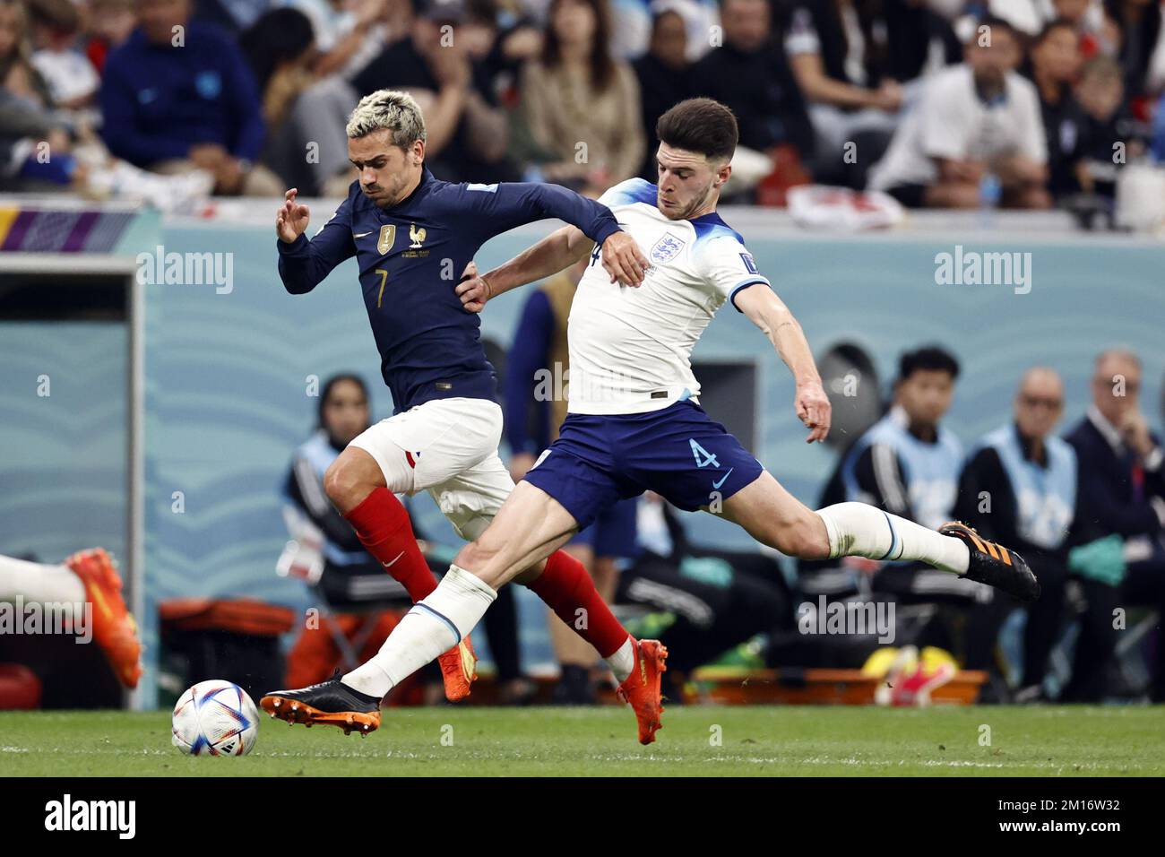 AL KHOR - (l-r) Antoine Griezmann of France, Declan Rice of England ...