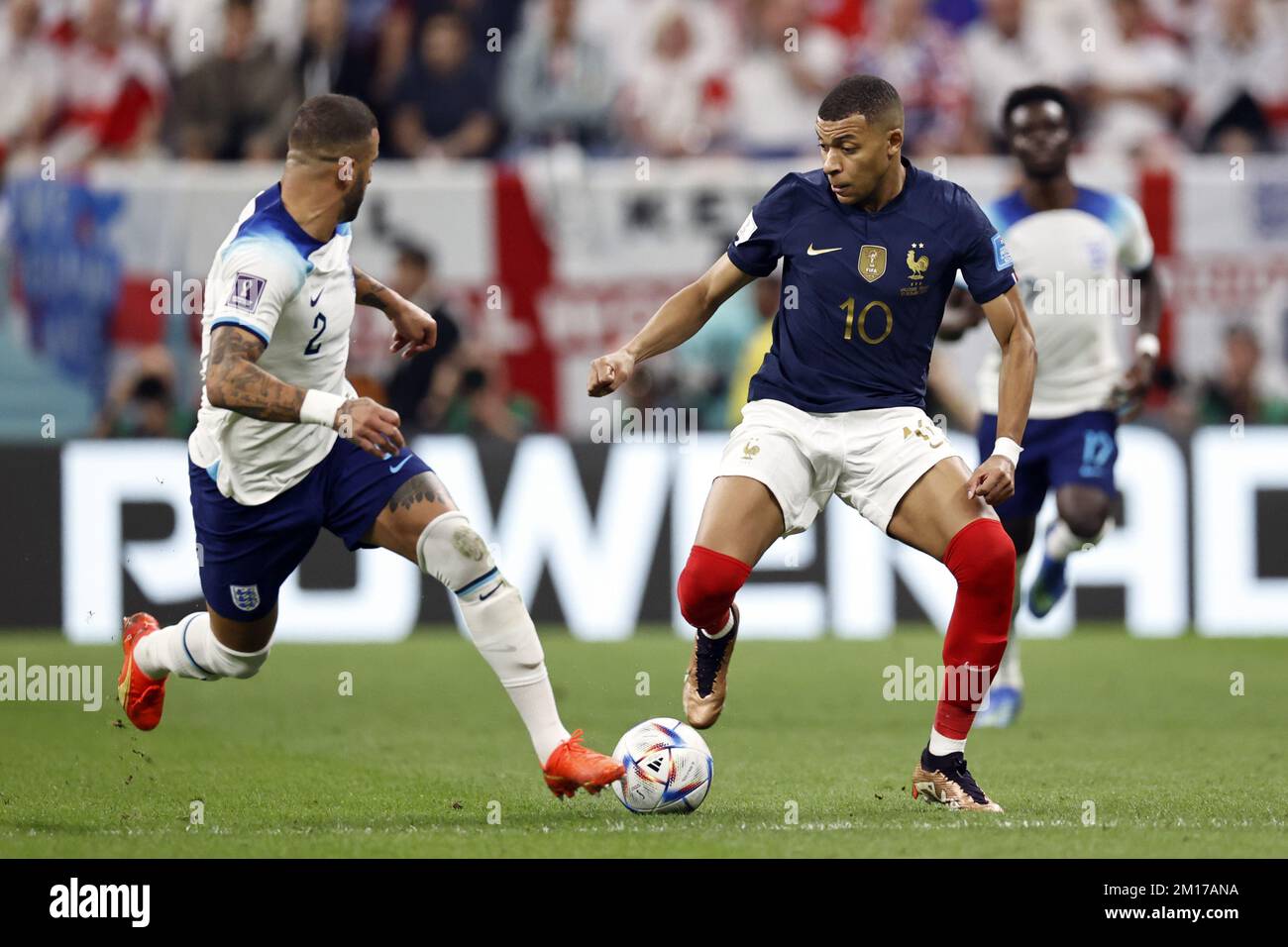 AL KHOR - (l-r) Kyle Walker of England, Kylian Mbappe of Francec during ...