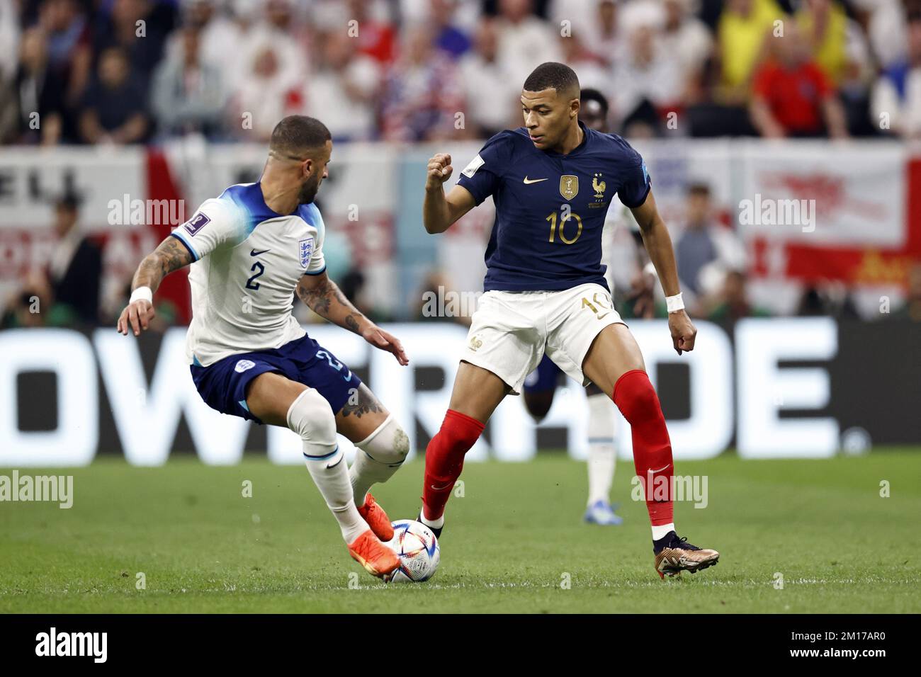 AL KHOR - (l-r) Kyle Walker of England, Kylian Mbappe of Francec during ...
