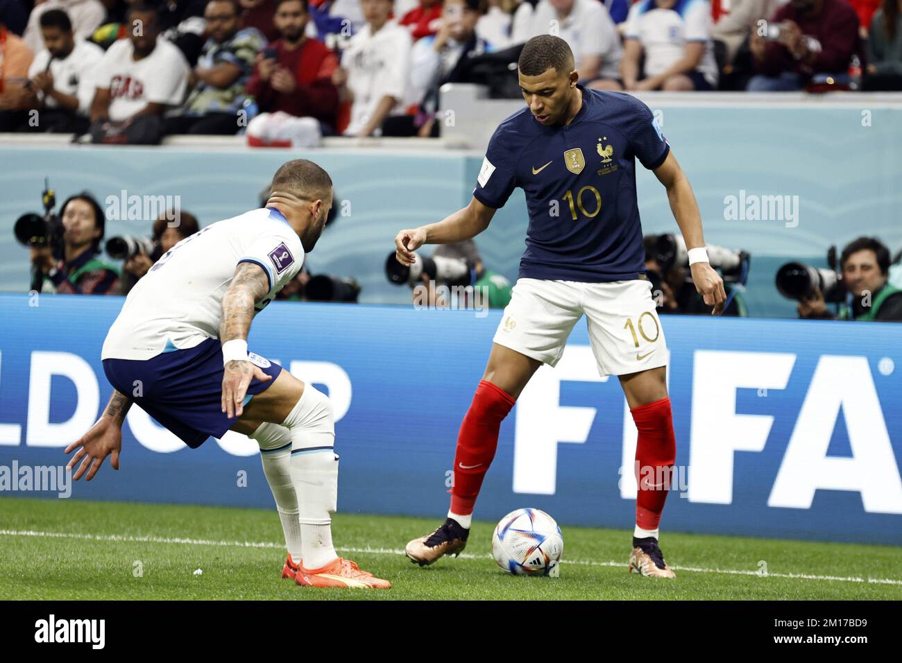 AL KHOR - (l-r) Kyle Walker of England, Kylian Mbappe of France during ...