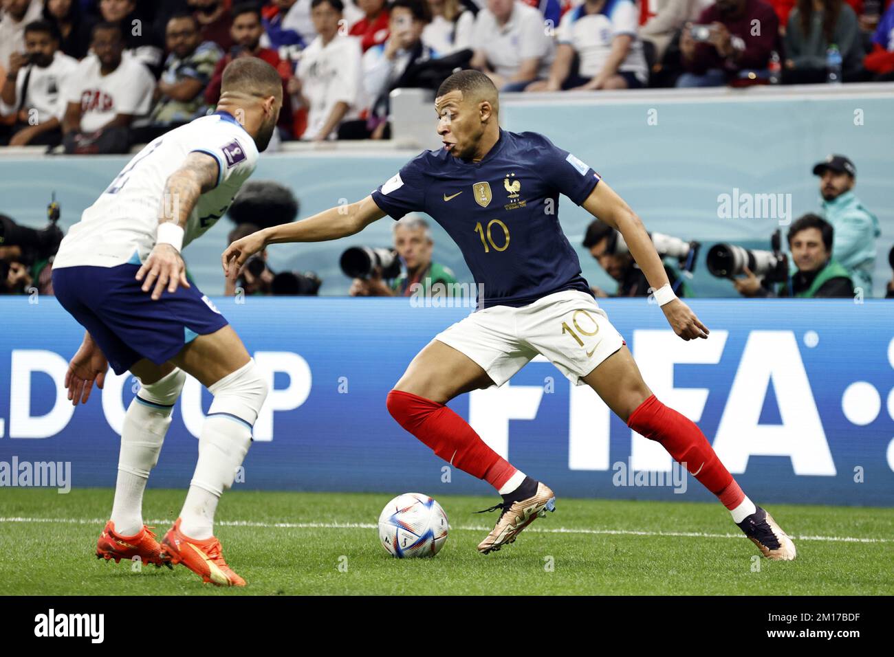 AL KHOR - (l-r) Kyle Walker of England, Kylian Mbappe of France during ...
