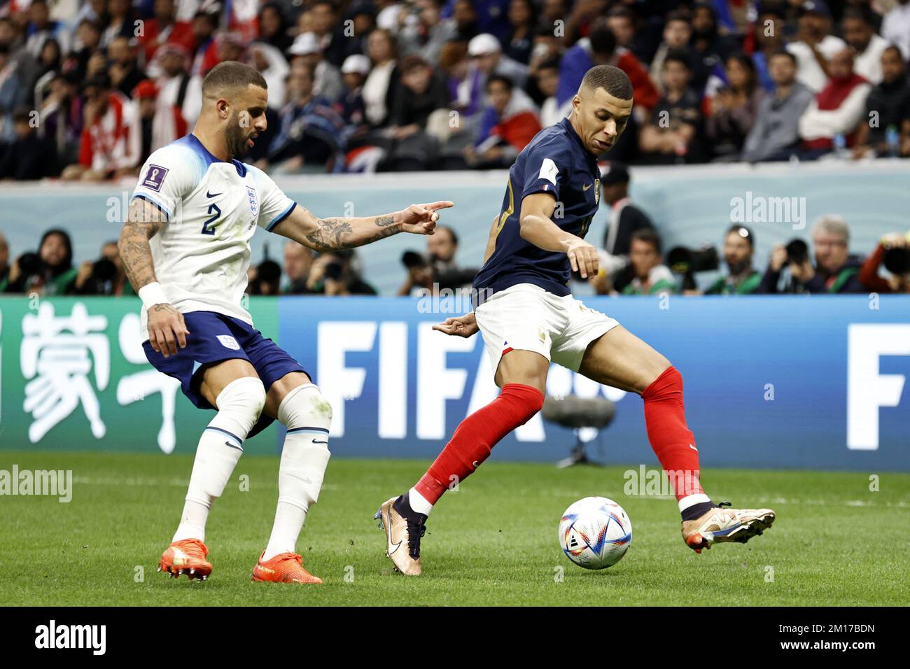 AL KHOR - (l-r) Kyle Walker of England, Kylian Mbappe of France during ...