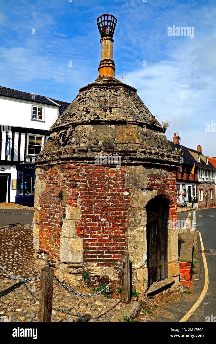 Walsingham, Norfolk, The Conduit house, Pump, 16th century, in Common Place Stock Photo
