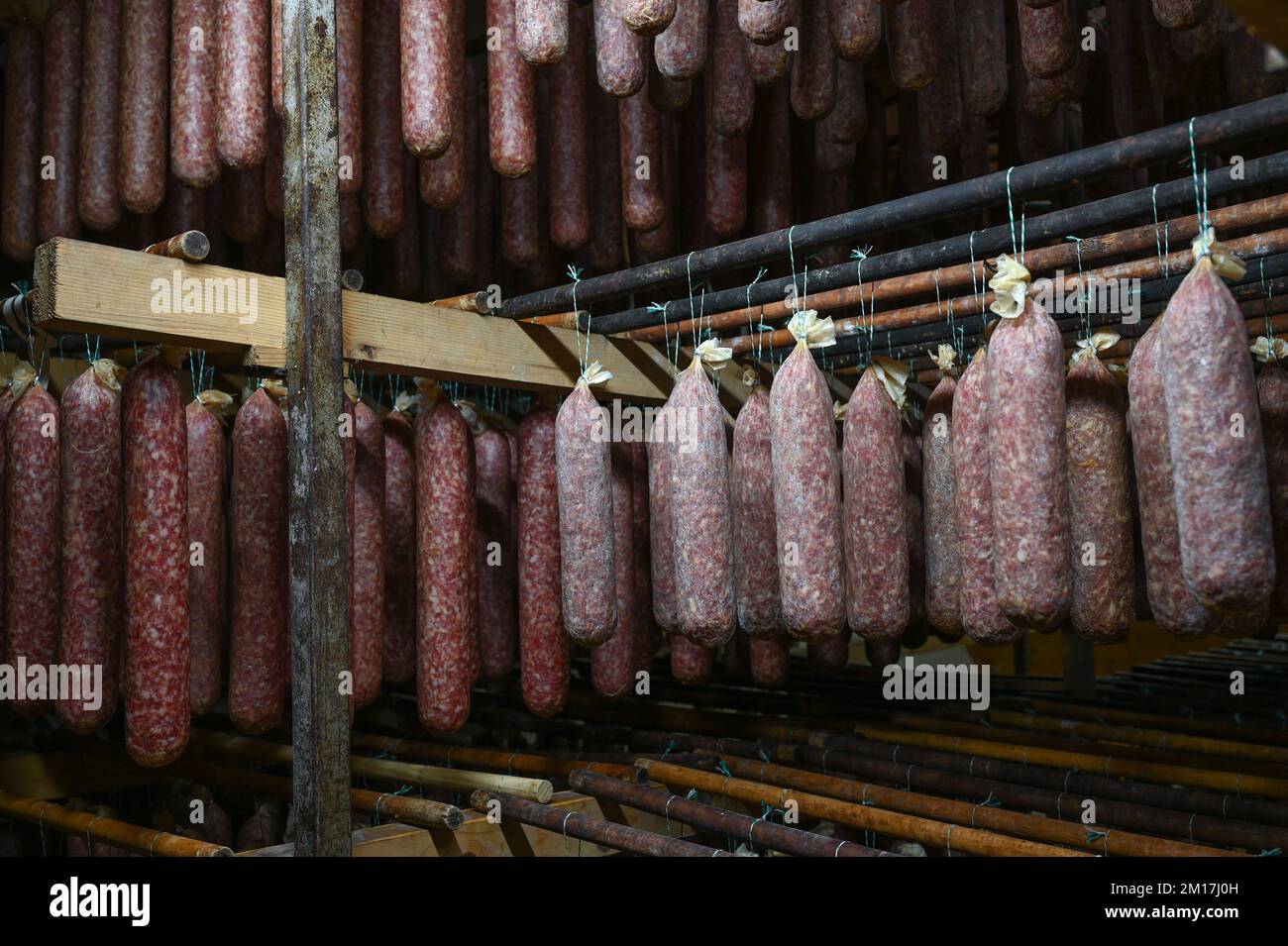 Calden, Germany. 05th Dec, 2022. &amp;quot;Ahle Würste&amp;quot; sausages hang in the ...