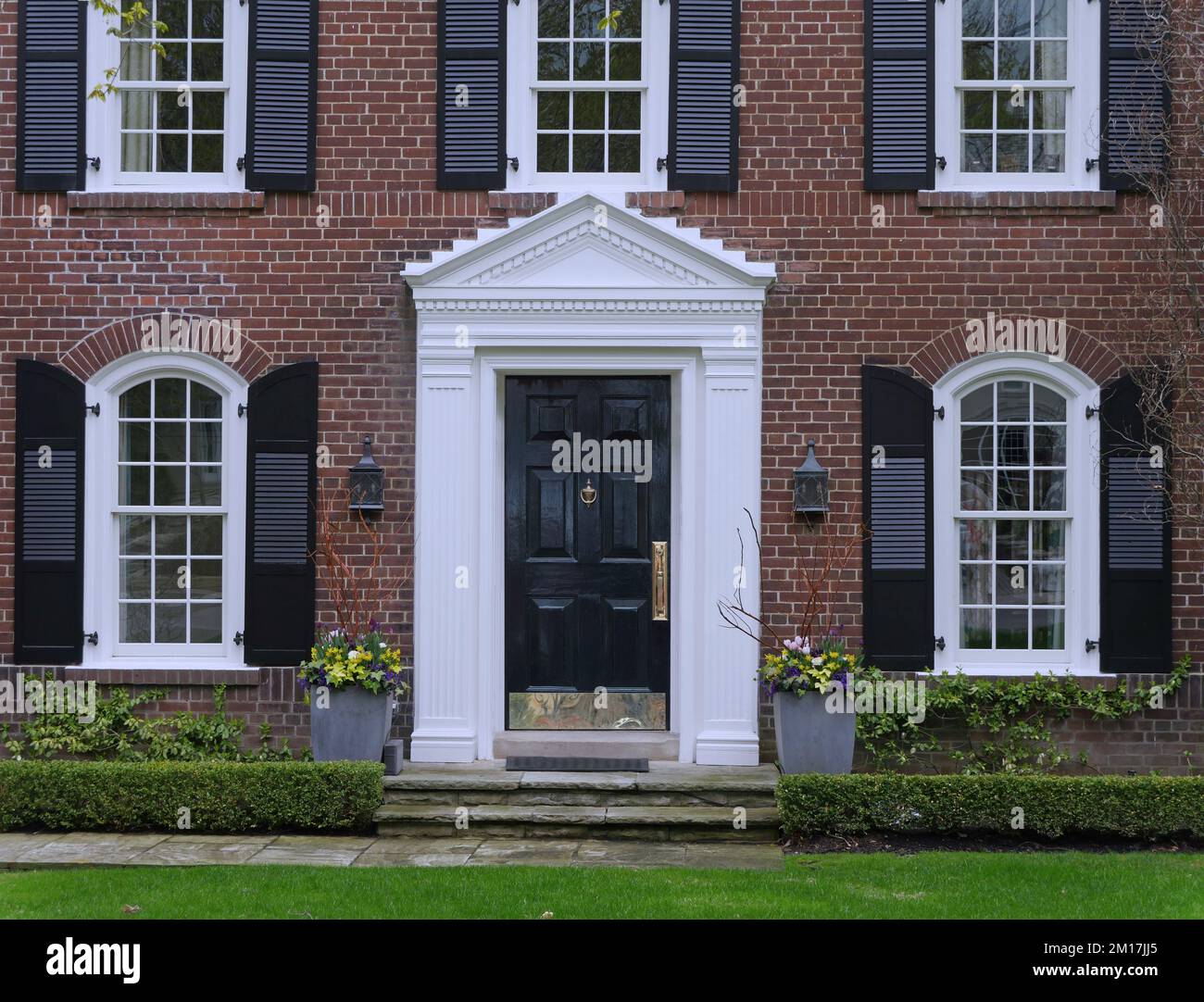 House with black shutters hi-res stock photography and images - Alamy