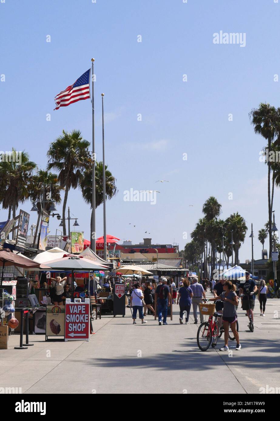A sunny summer's day on the Venice Beach Boardwalk Stock Photo - Alamy
