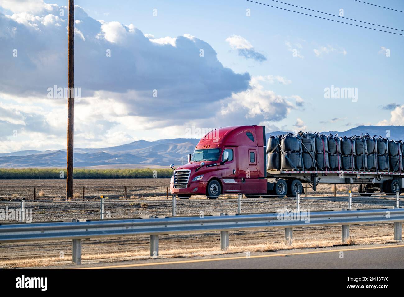 De Couche Horizontale Camion Semi Transportant La Cargaison Sous La  Couverture Sur La Californie Photo stock - Image du autoroute, diesel:  72812968