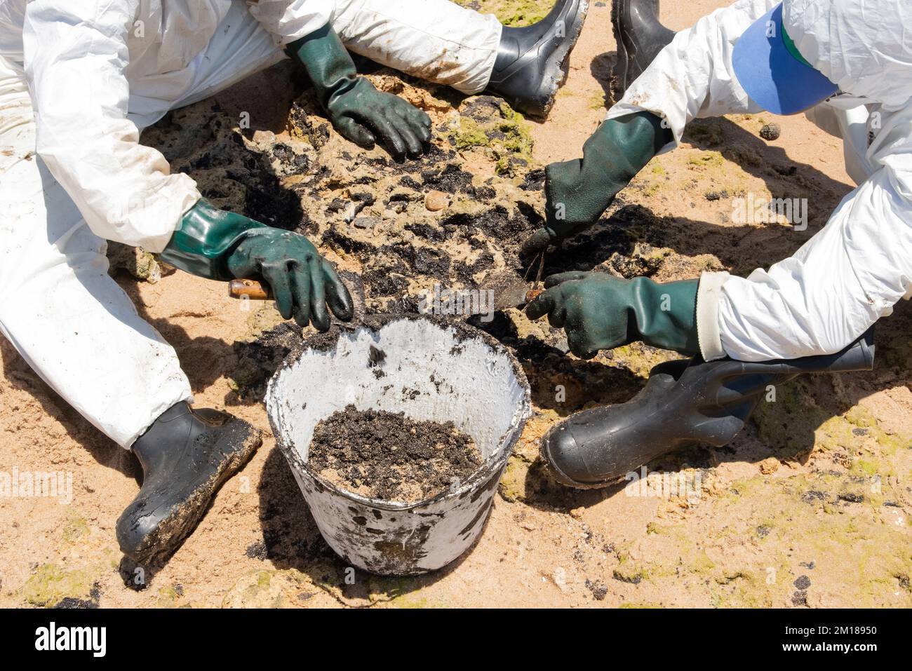 Cleaning oil from polluted beach hires stock photography and images Alamy