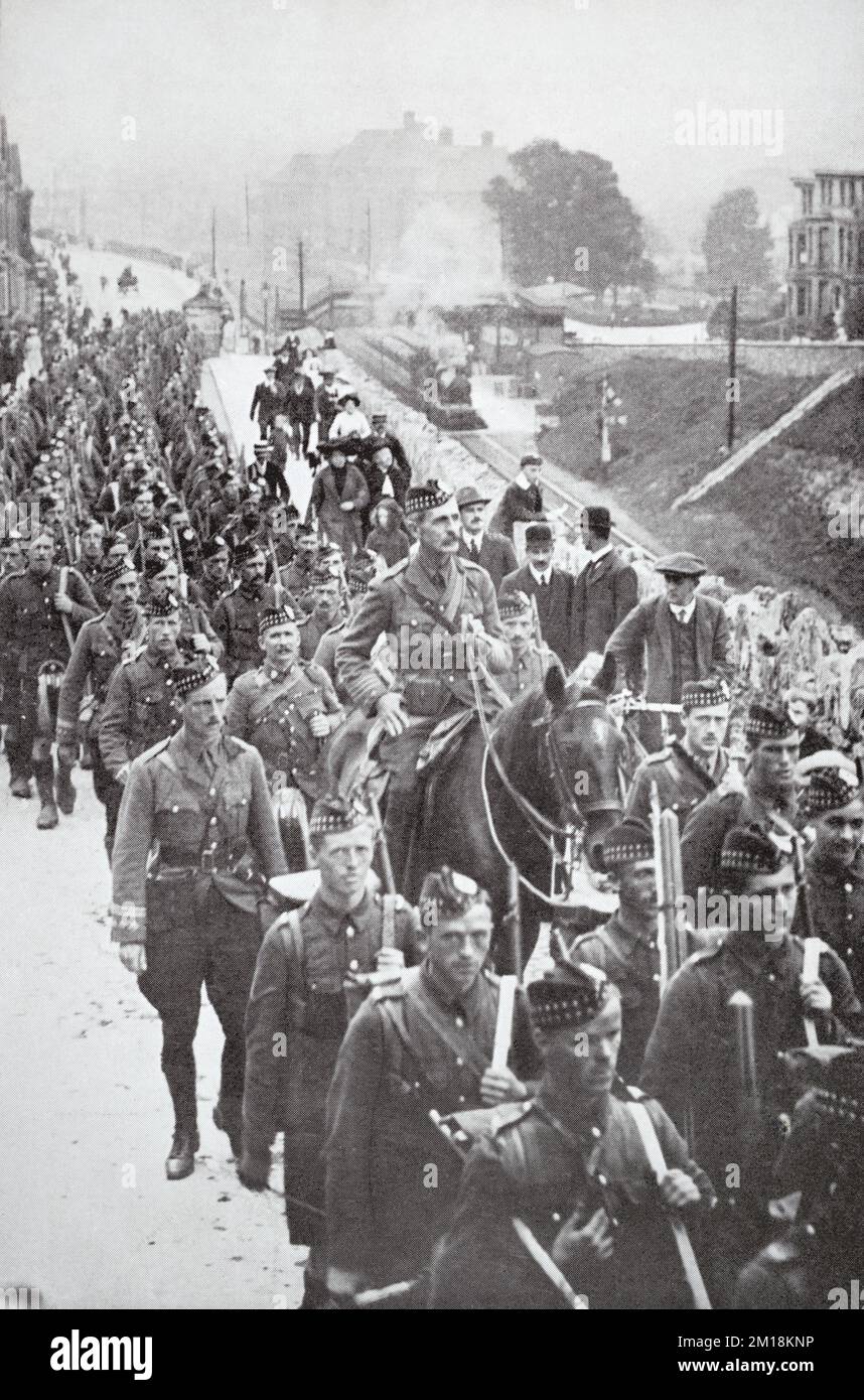 The 1st Battalion Gordon Highlanders, led by Lieutenant Colonel W. E. Gordon (mounted), in Plymouth en route to France in 1914. Stock Photo