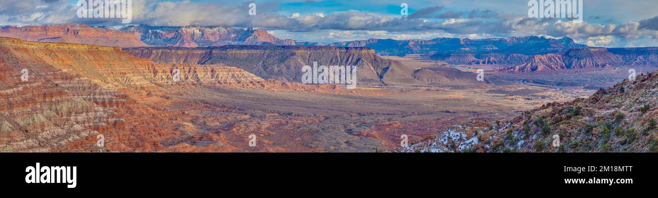 Panoramaaufnahme aus der Wüste von Arizona im Winter aus erhöhter Perspektive mit beeindruckenden Wolkenformationen fotografiert tagsüber in den USA i Stock Photo