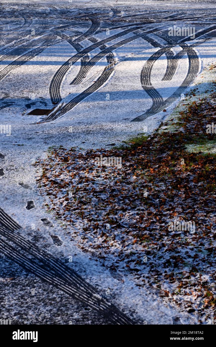 tyre tracks in snow Stock Photo - Alamy