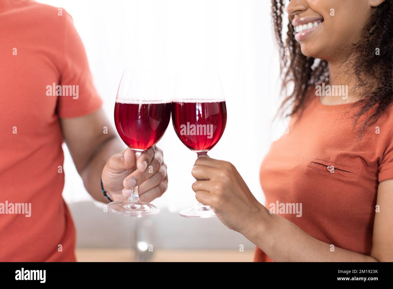 Person holding clear wine glass with red wine photo – Free Cheers