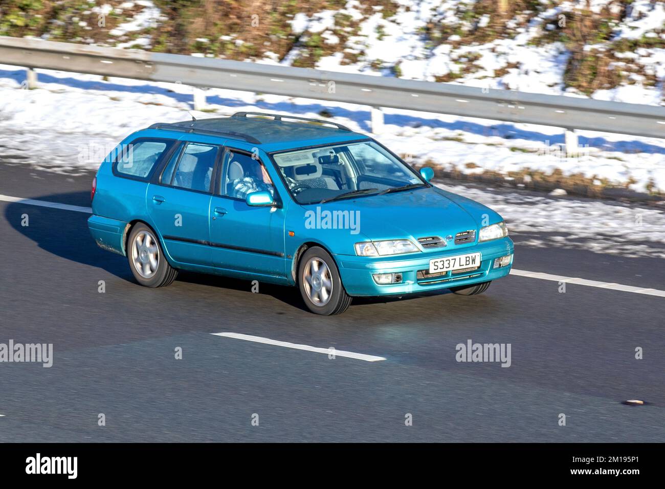 1998 90s nineties Blue NISSAN PRIMERA SE Estate 16V1998cc Petrol; Frosted cars on a cold winter morning. Wintertime low temperatures with December frost and cold driving conditions on the M61 motorway, UK Stock Photo