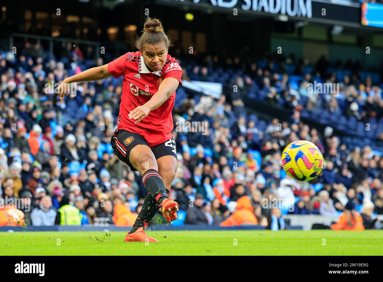 Nikita Parris #22 of Manchester United crosses the ball during the The FA Women's Super League match Manchester City Women vs Manchester United Women at Etihad Campus, Manchester, United Kingdom, 11th December 2022  (Photo by Conor Molloy/News Images) Stock Photo
