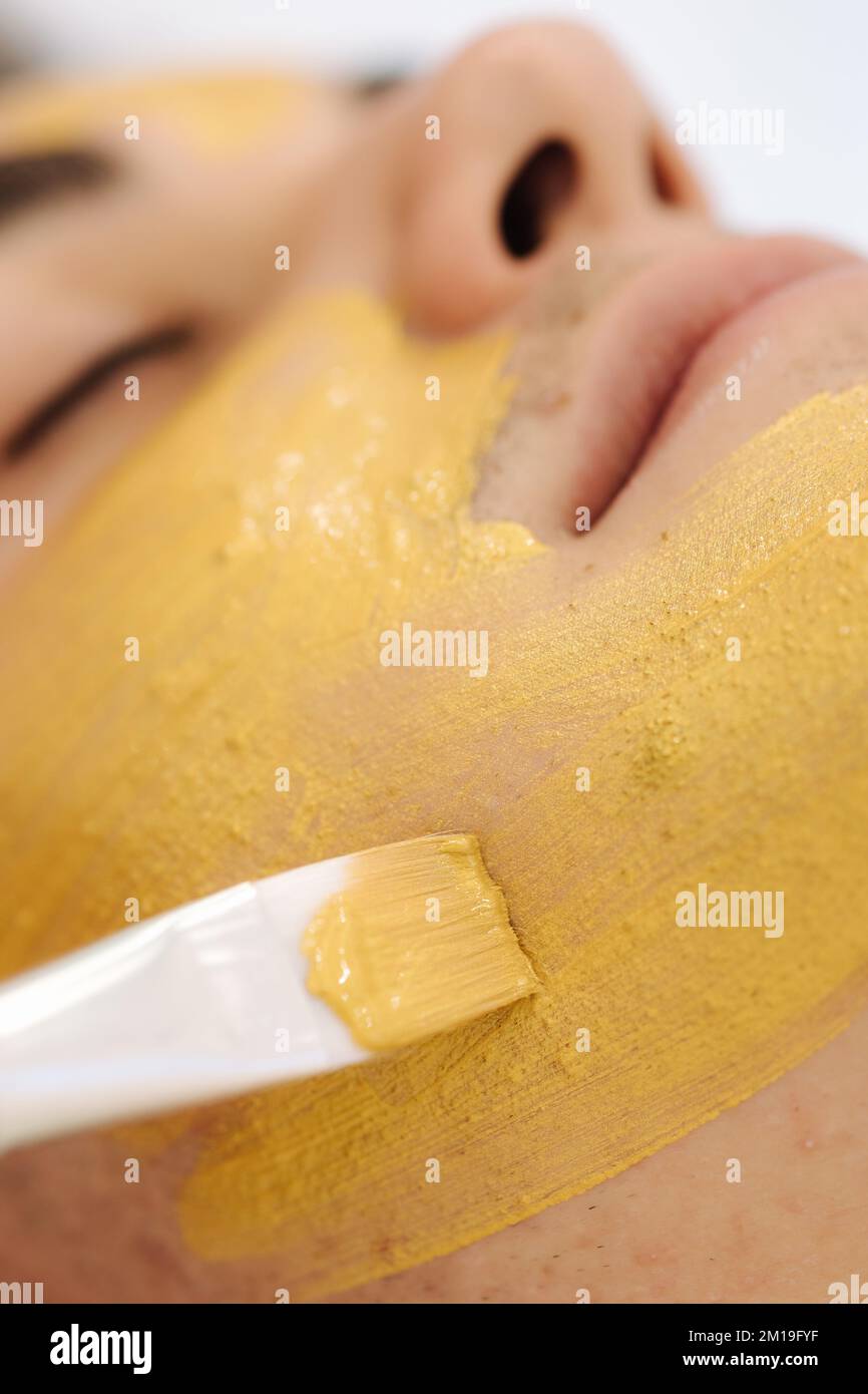Blackhead removal hi-res stock photography and images - Page 3 Alamy