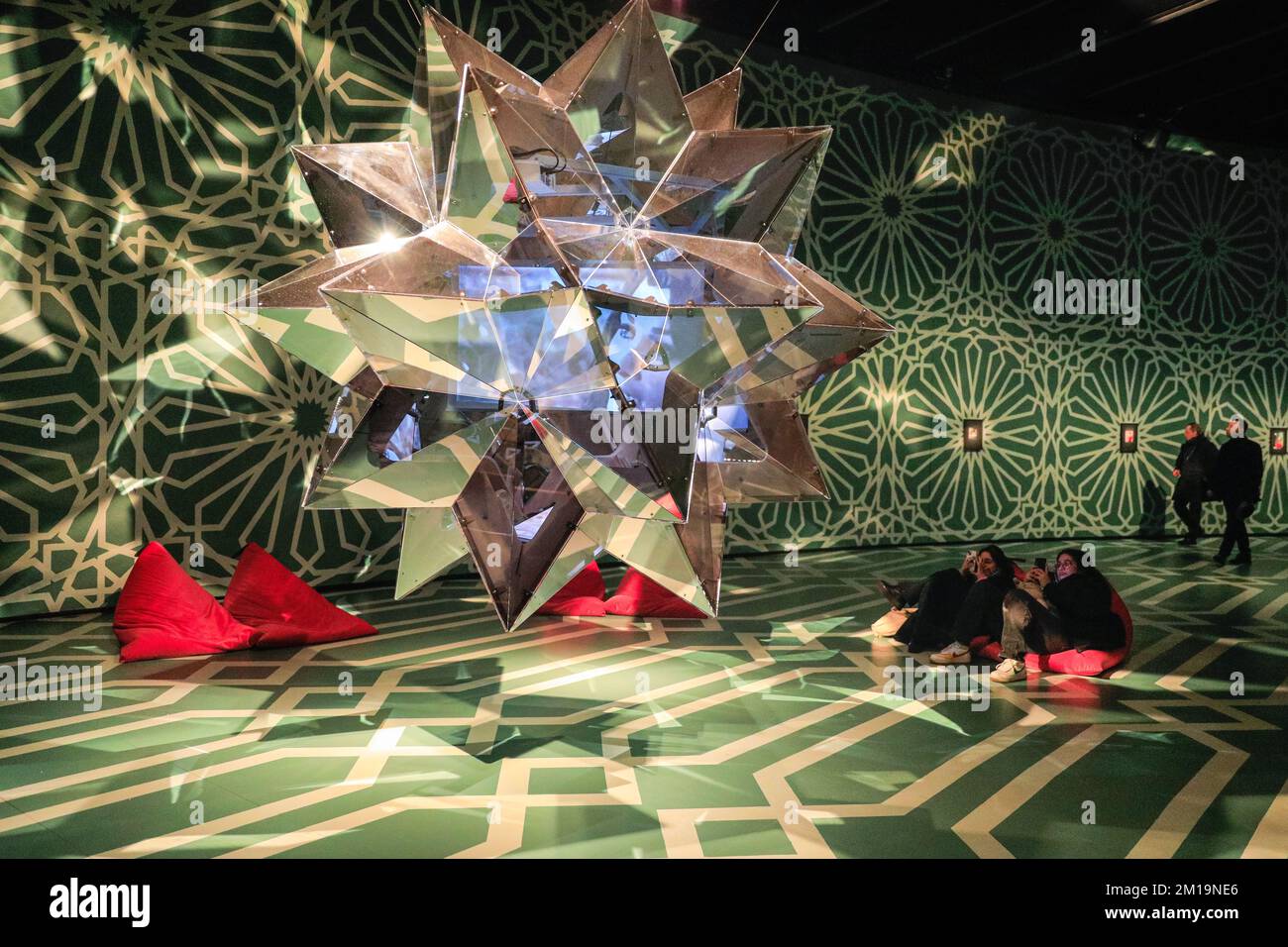 London, UK. 11th Dec, 2022. Visitors look at a starshaped extravagant